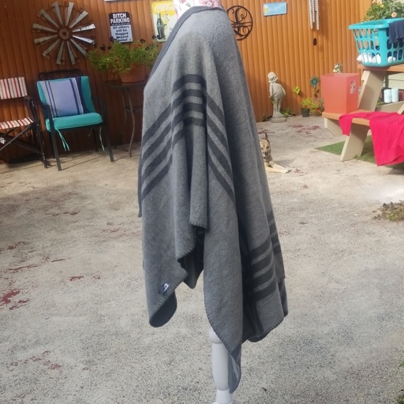 Cover up/ Shawl - Picture 2 of 4